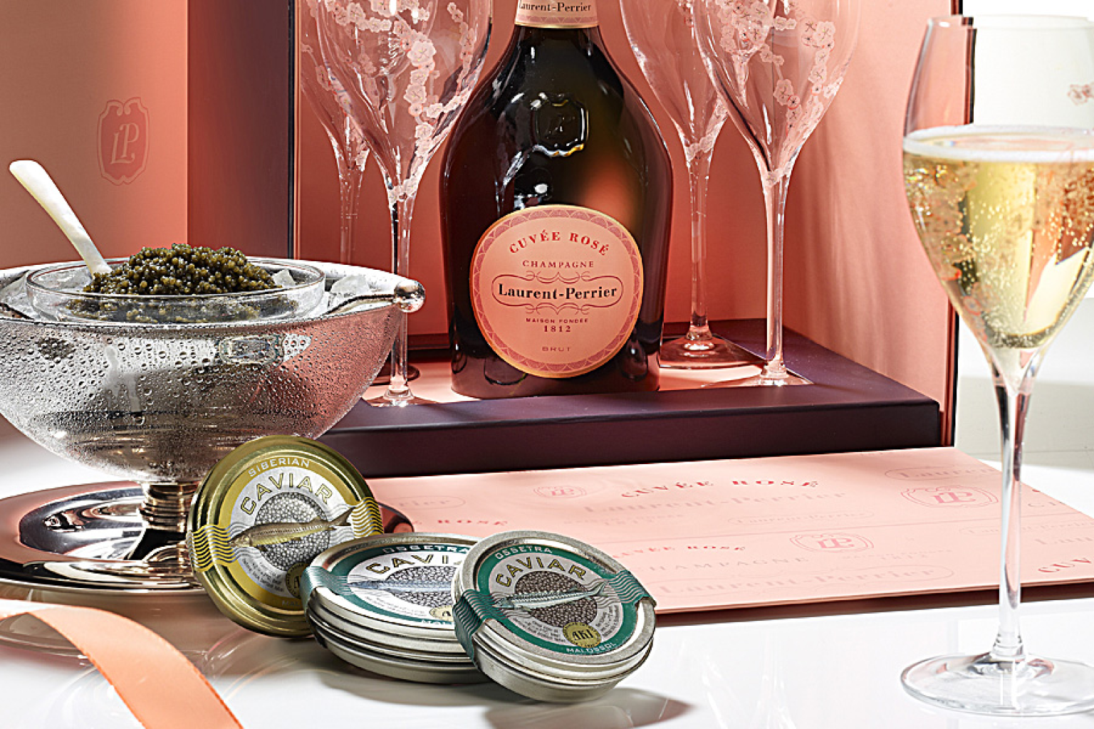 Champagnerflasche, gefülltes Glas und Kaviardosen