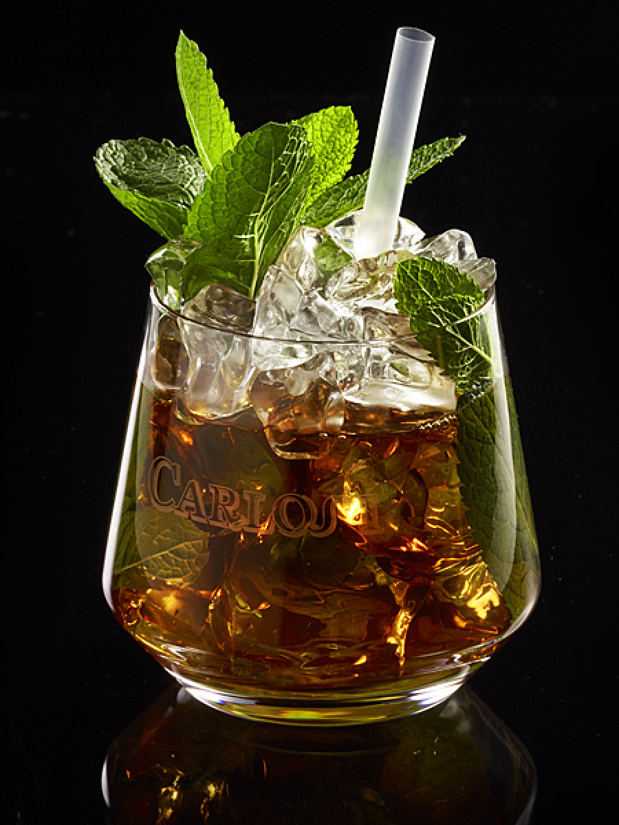 Cocktail vor schwarzem Hintergrund