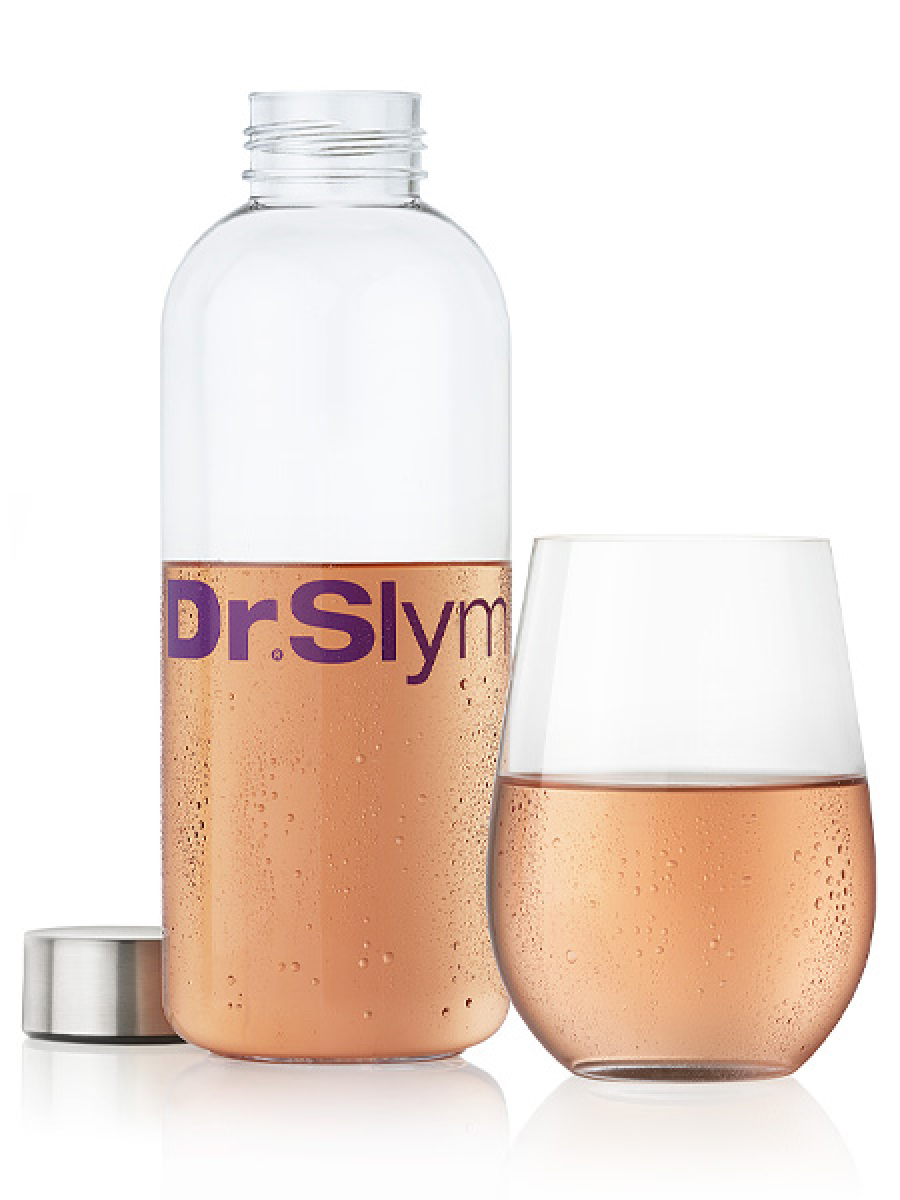 Glas und Flasche mit Inhalt