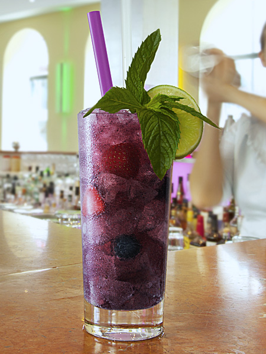 lilafarbener Cocktail auf Bartheke