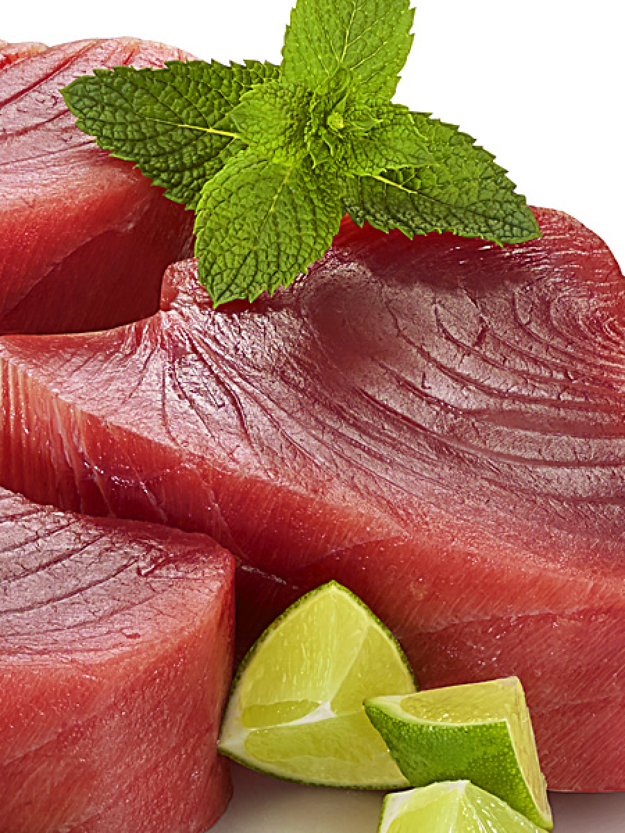 Scheiben vom Thunfisch mit Limetten- und Minzedekoration