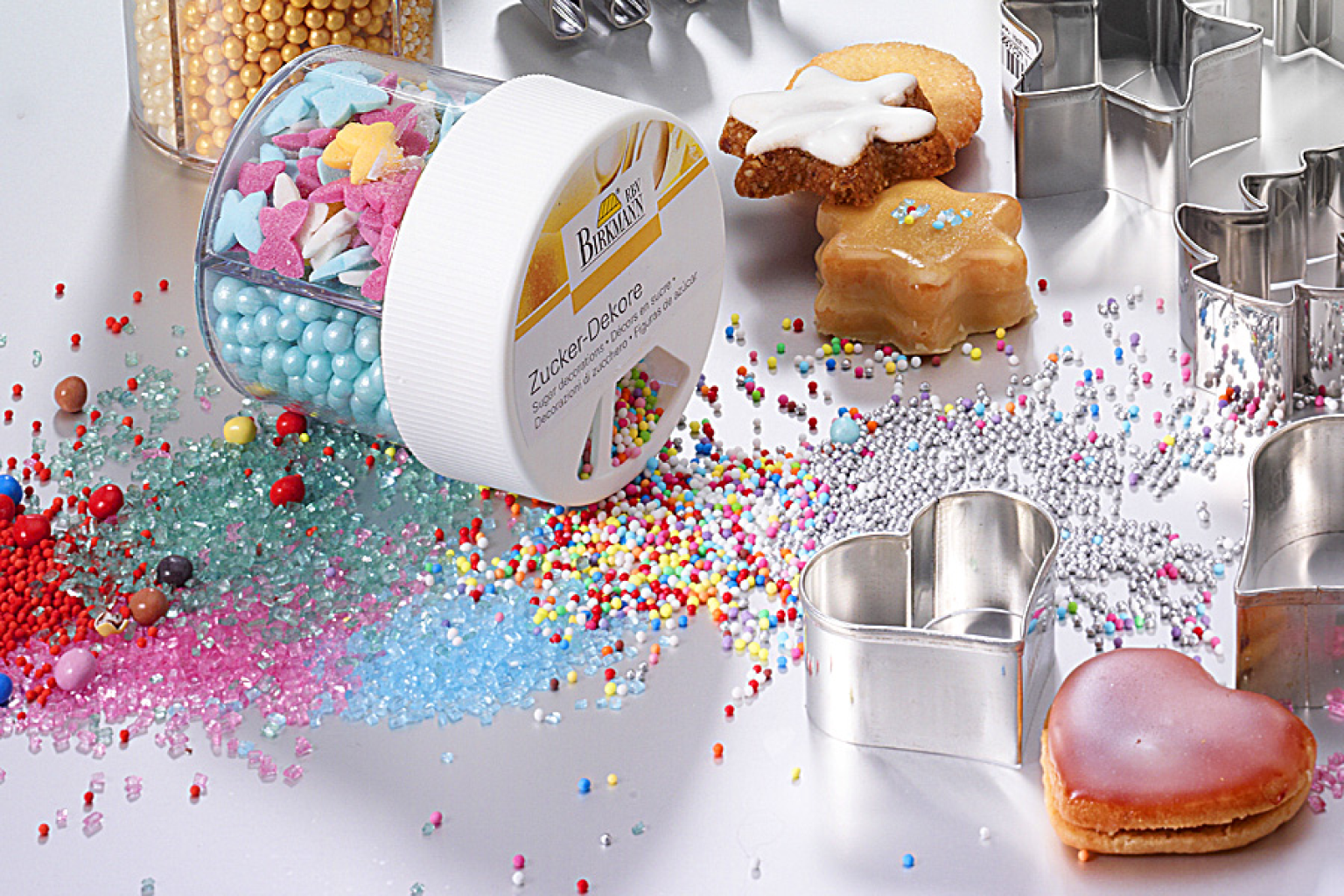 verschiedene Macaronsmit Dekoration