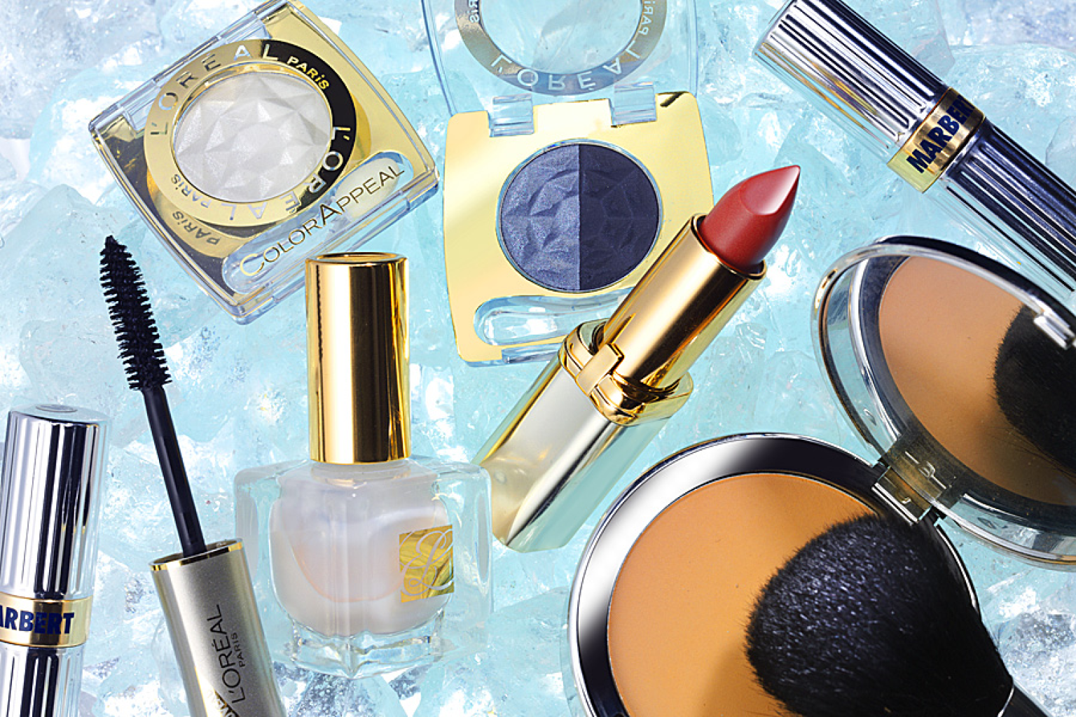 verschiedene Schminkartikel auf Eiswürfel dekoriert